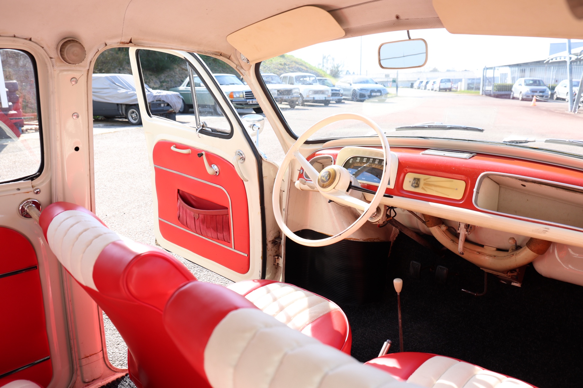 Renault Dauphine Crème 1964 – Image 12