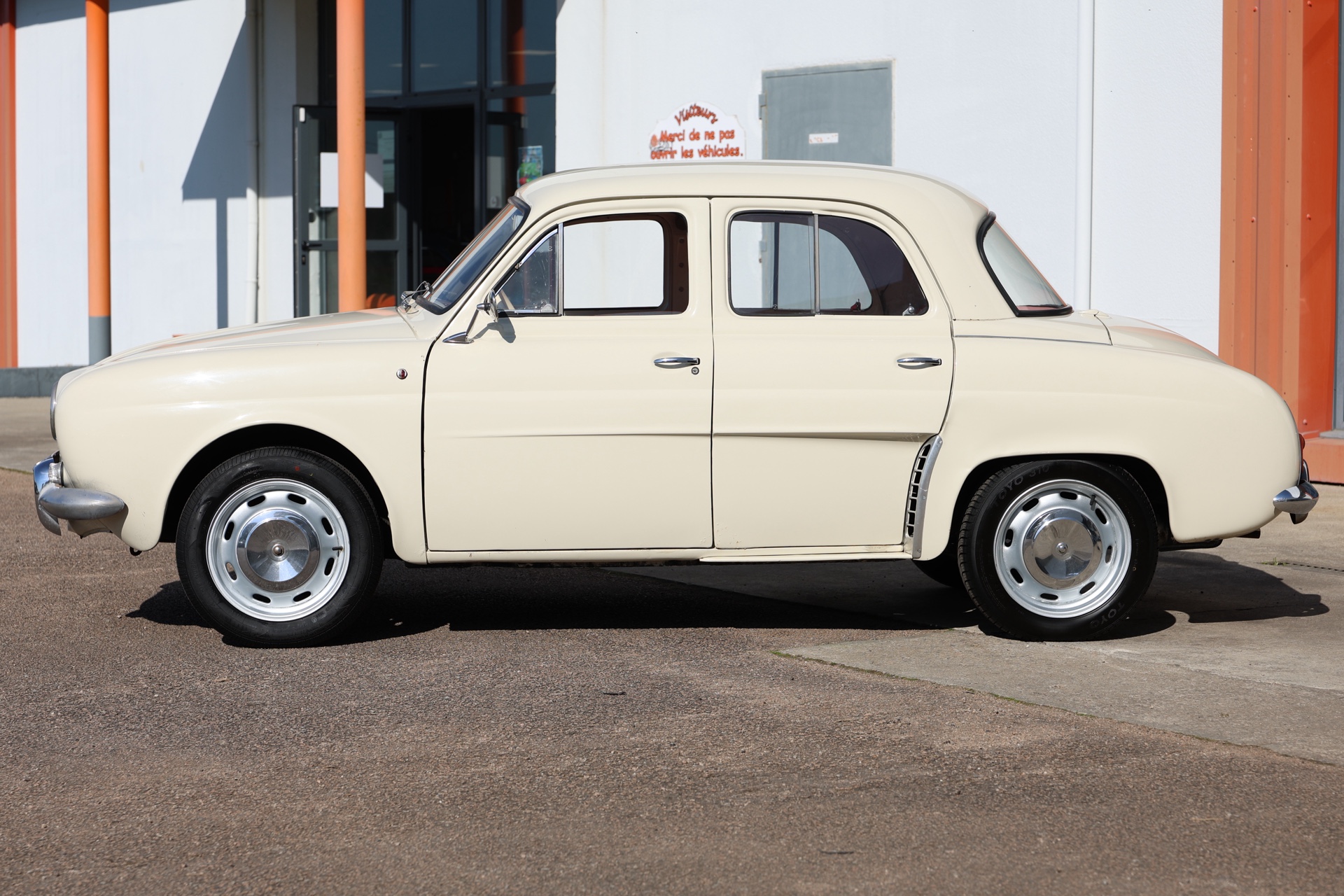Renault Dauphine Crème 1964 – Image 6