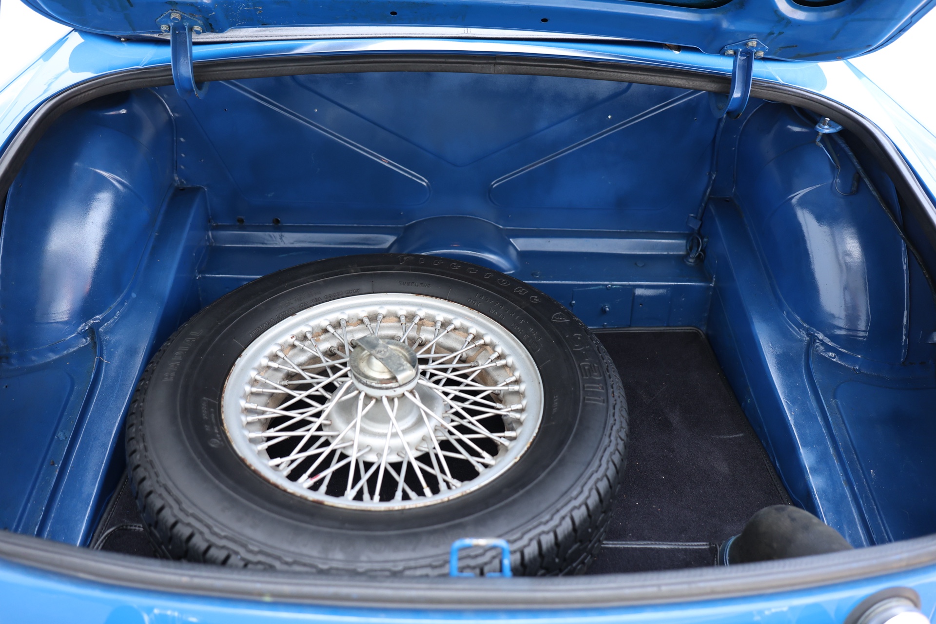 MG B Cabriolet Bleue 1976 – Image 17